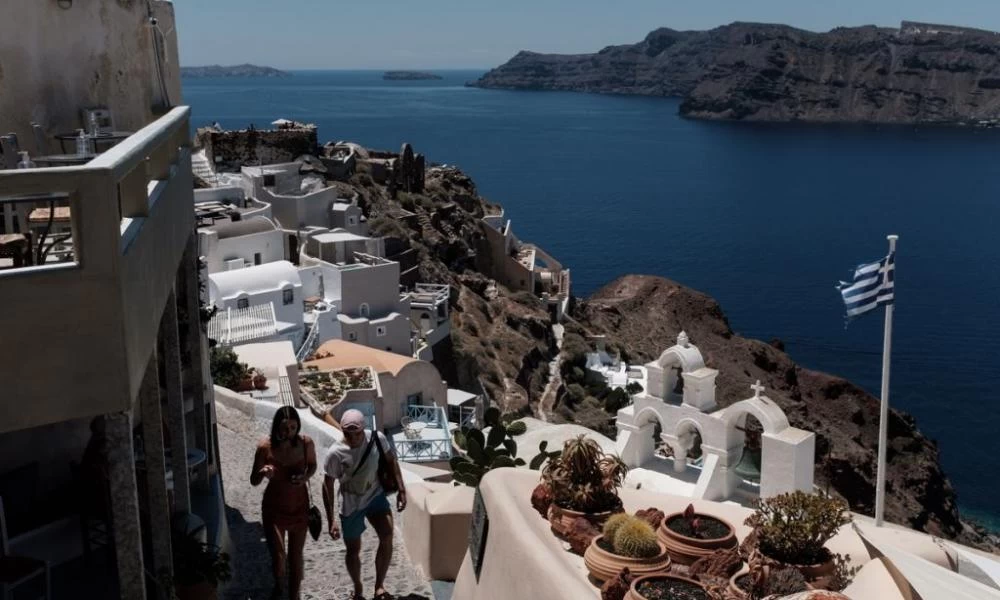 Τουρισμός: Ισορροπεί σε τεντωμένο σχοινί – Ο ρόλος των lockdown